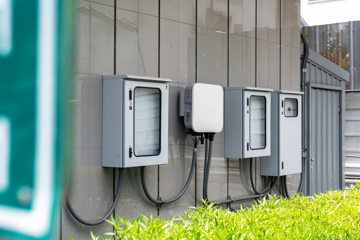 Quadros de energia externos com porta de visor e grau de proteção IP, fixados na fachada de um imóvel