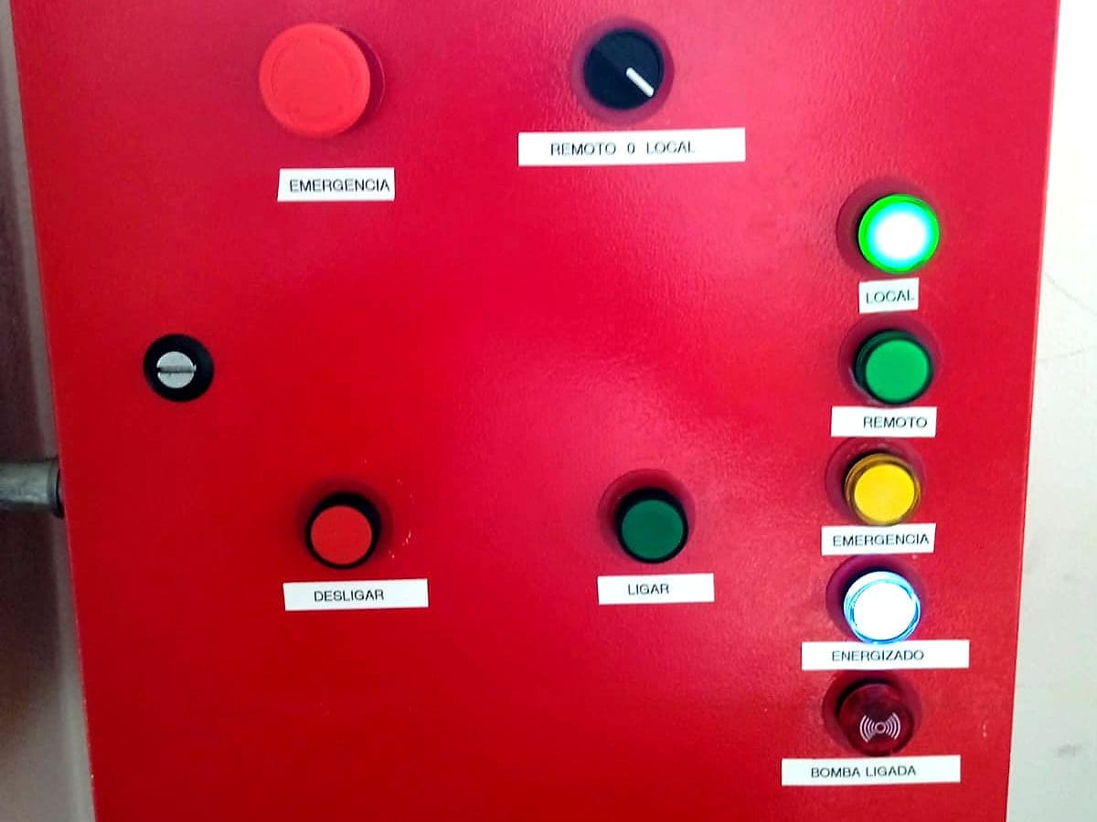 Painel de comando de bomba montado por Francisco Walison, com botão de emergência, chave remoto/local, botoeiras de liga e desliga e sinaleiros identificados
