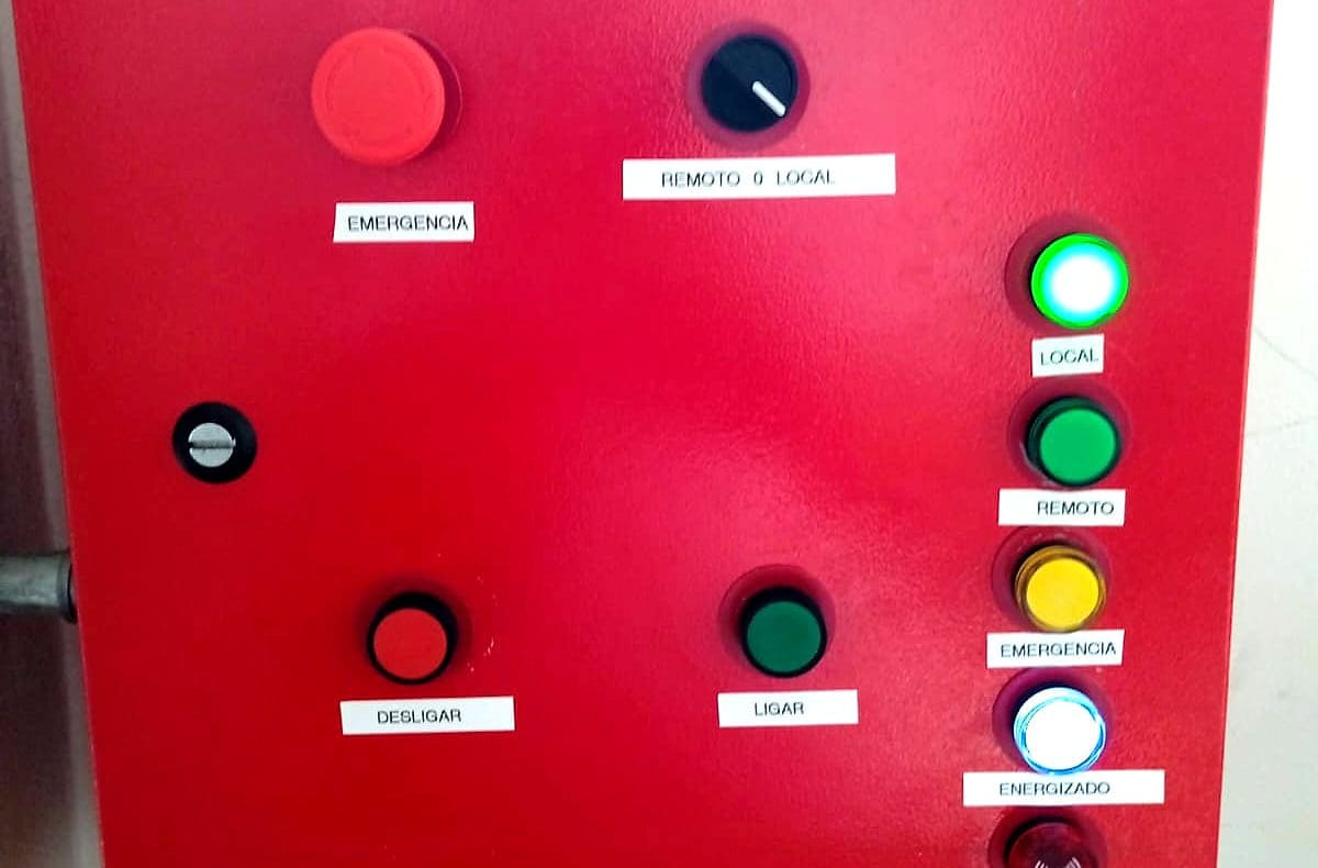 Painel de comando de bomba instalado, com botão de emergência, chave remoto/local, botões de ligar e desligar e sinaleiros de local, remoto, emergência, energizado e bomba ligada